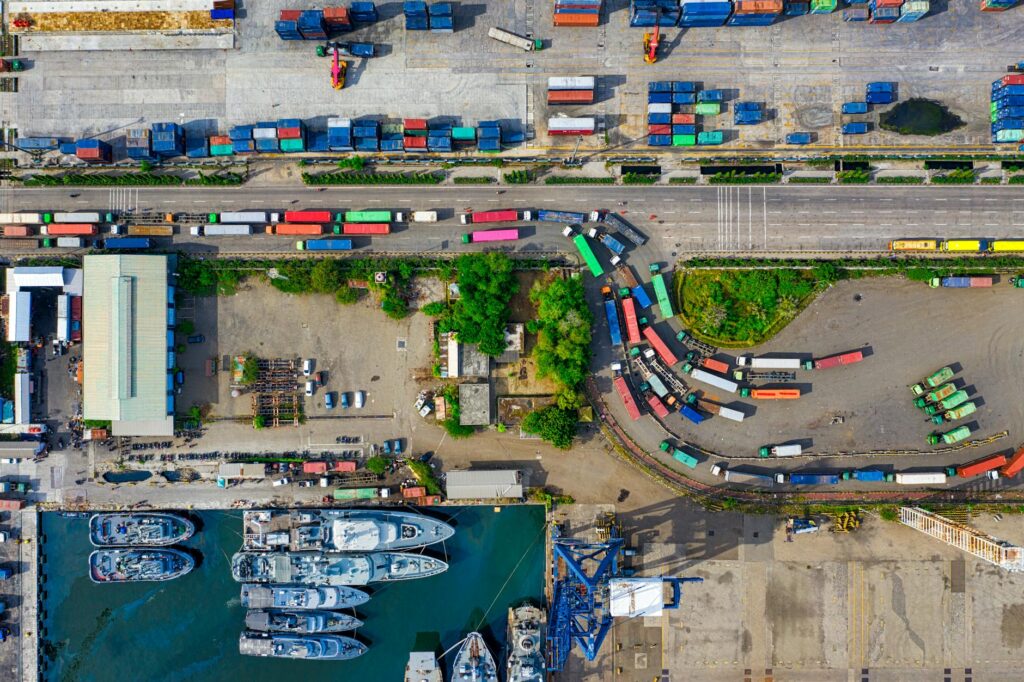 Vista aérea de porto de contêineres representando o trabalho do despachante aduaneiro no comércio exterior