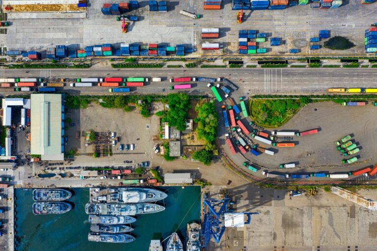 Vista aérea de porto de contêineres representando o trabalho do despachante aduaneiro no comércio exterior