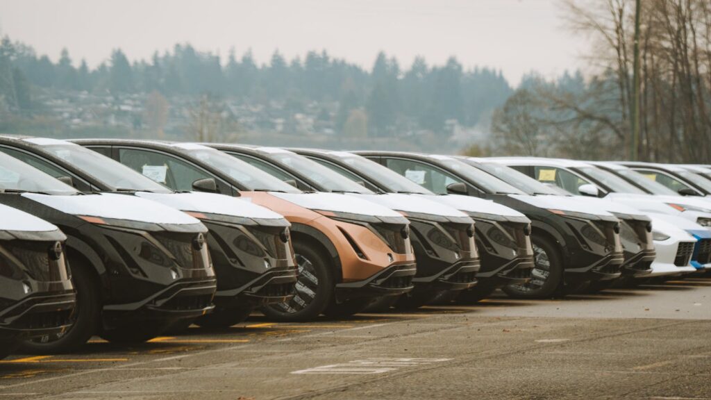 Fileira de carros elétricos importados — análise das importações brasileiras de maio 2026 com eletromobilidade superando o diesel