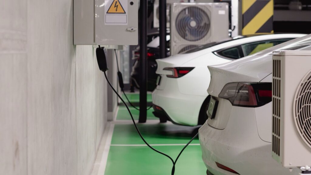 Frota de veículos elétricos importados carregando — importações Brasil junho 2026, eletromobilidade chinesa assume a pauta
