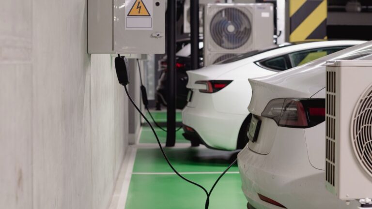 Frota de veículos elétricos importados carregando — importações Brasil junho 2026, eletromobilidade chinesa assume a pauta