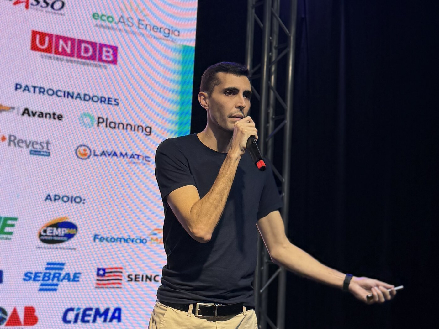 Palestra sobre importações do Maranhão no palco do Maranhão Mais Negócios 2026, da Associação Comercial do Maranhão